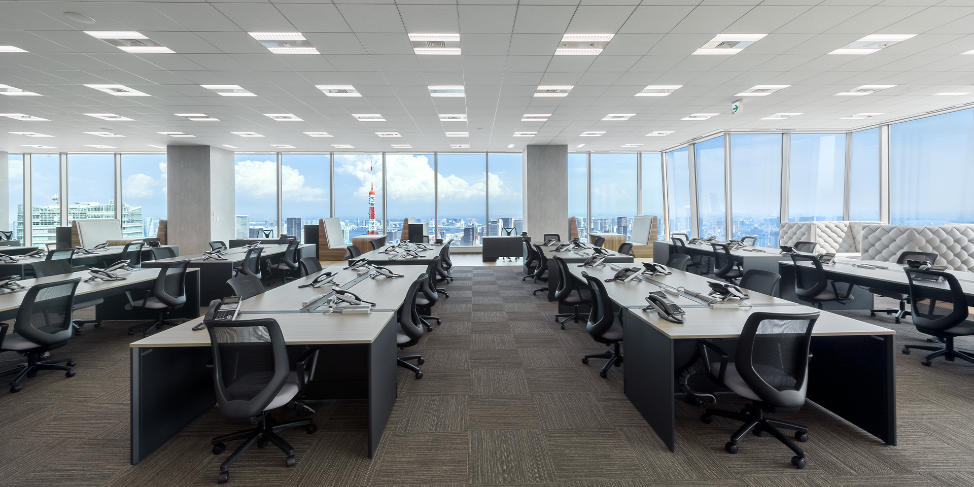 高級感あるデザインのオフィスエリアの画像