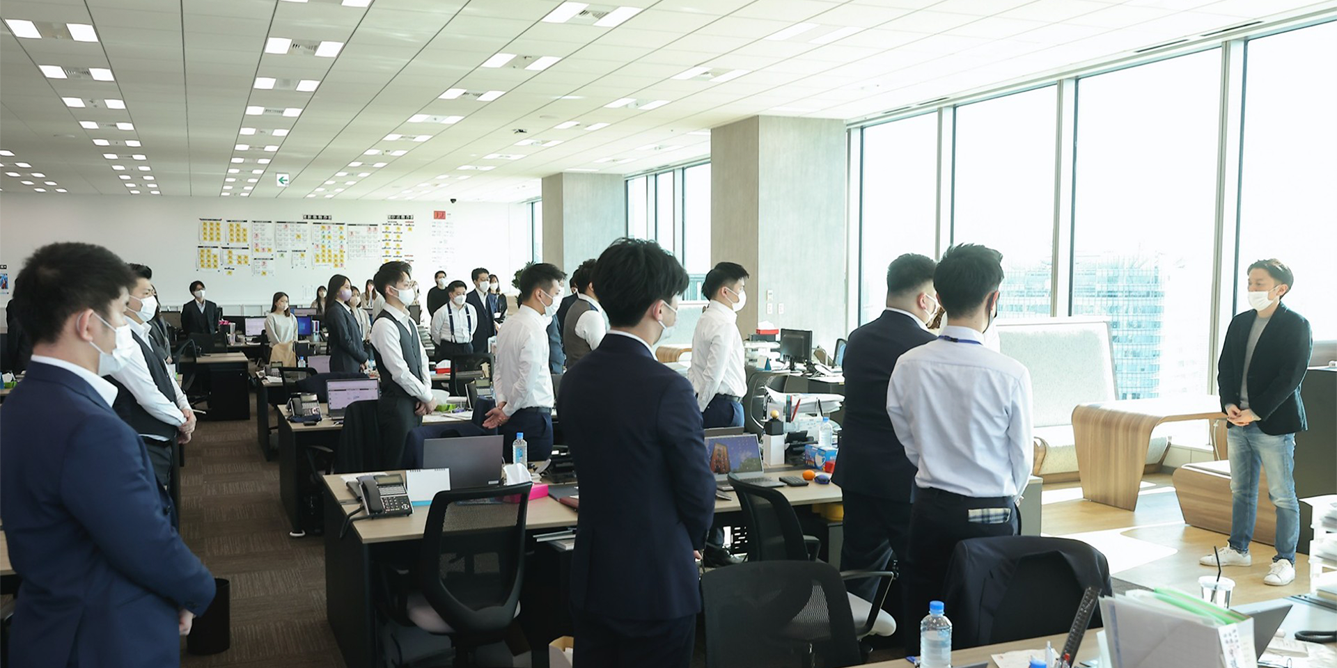 高級感あるデザインのオフィスエリアの画像