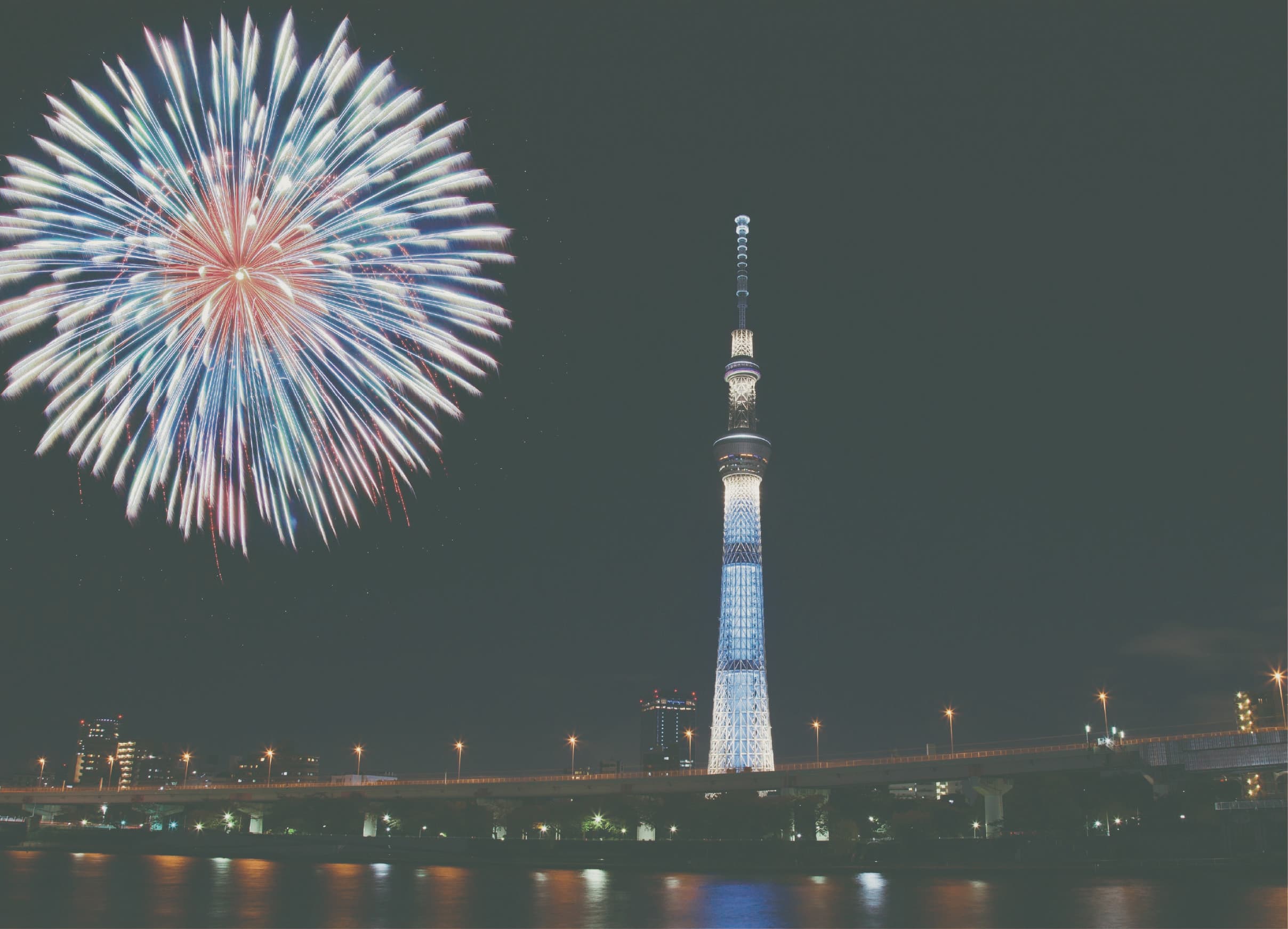 東京スカイツリーと花火