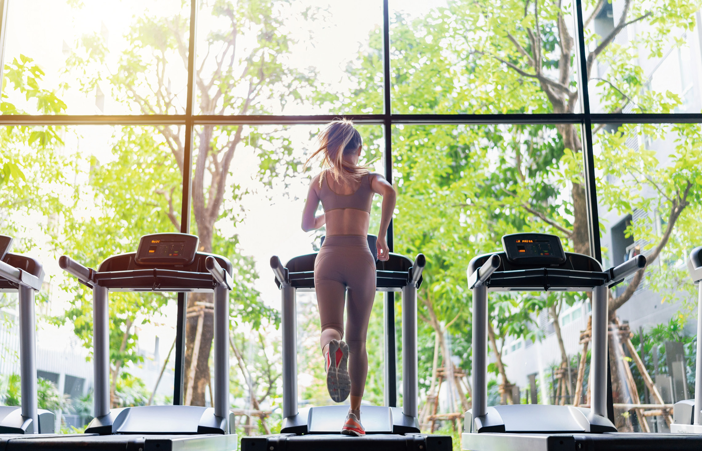 女性がジムでトレーニングをしている様子